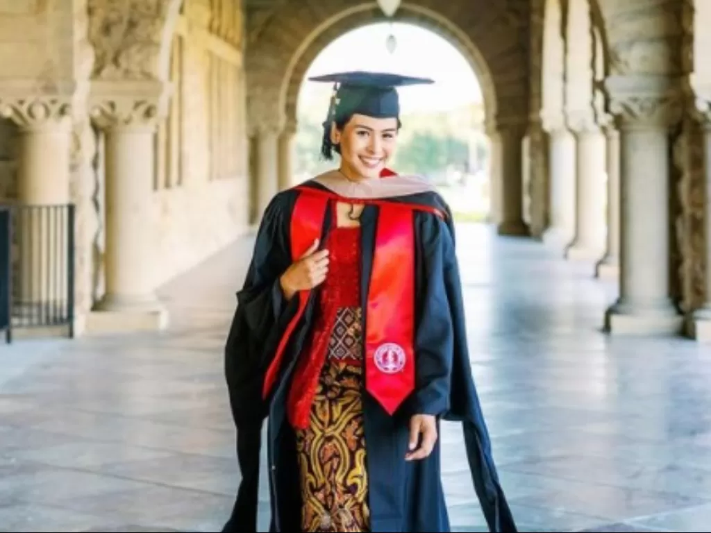 Maudy Ayunda mengenakan kebaya saat kelulusan dari Stanford University. (Instagram/maudyayunda)