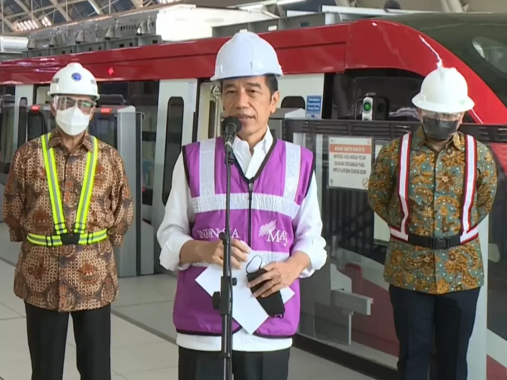 Presiden Jokowi usai meninjau LRT Taman Mini Indonesia Indah dan Stasiun Harjamukti Cibubur. (Tangkapan Layar Youtube Sekretariat Presiden)