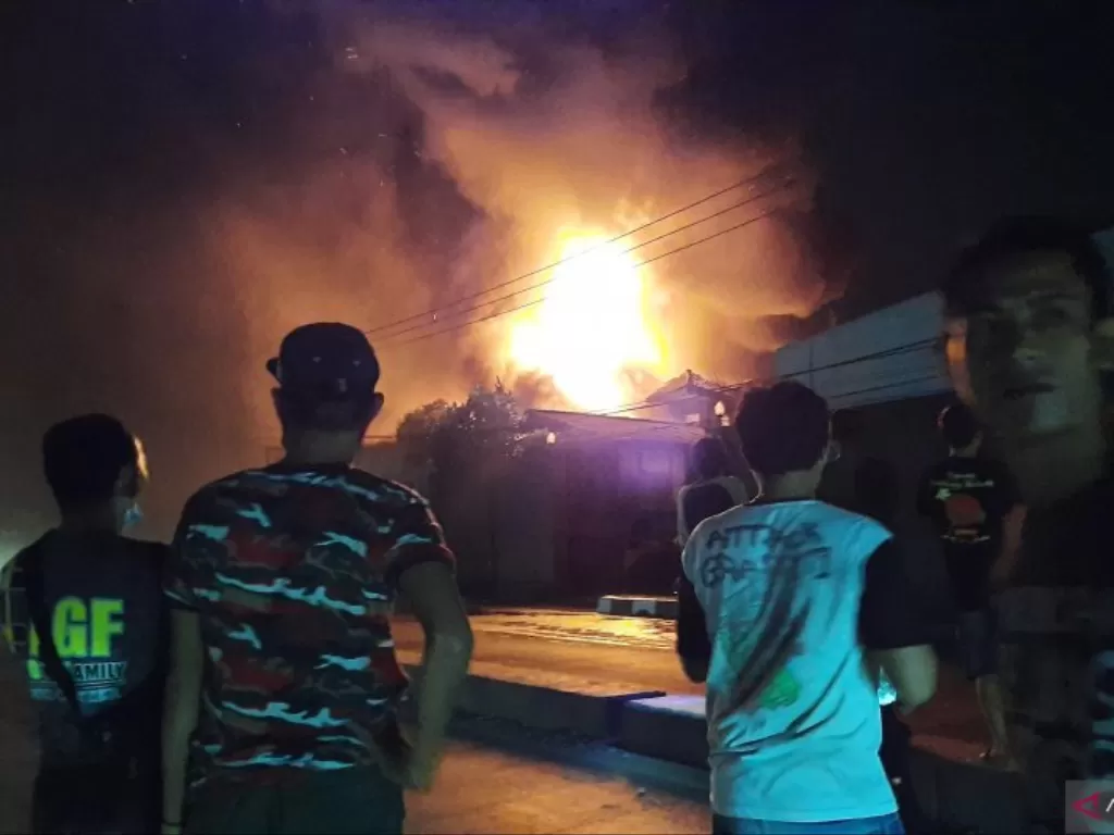  Sejumlah warga berhamburan keluar rumah akibat terjadi kebakaran toko matrial di Desa Cangkudu, Balaraja, Kabupaten Tangerang, Banten. (Azmi Samsul Maarif) 
