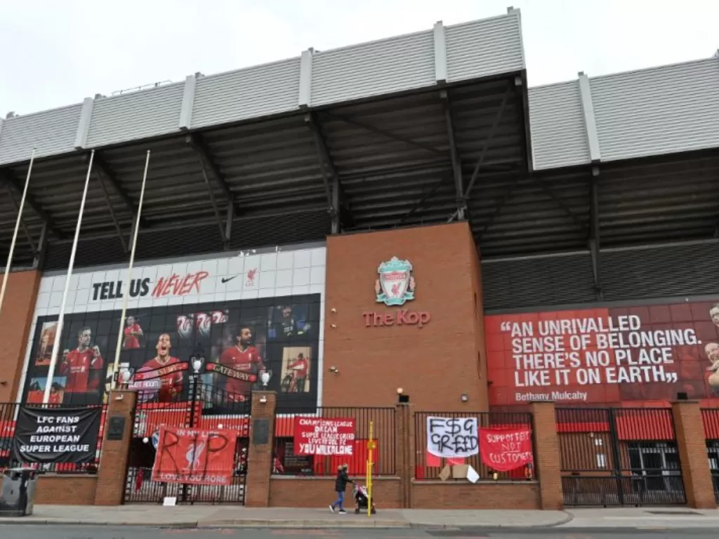 Rangkaian banner yang mengkritik proyek Liga Super Eropa memadati depan Stadion Anfield yang menjadi markasa Liverpool di Liverpool, Inggris, 21 April 2021. (AFP/PAUL ELLIS)