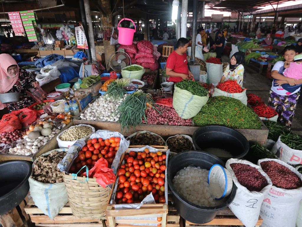 Pedagang dan pembeli di pasar tradisional Lambaro, Aceh Besar, Aceh. (Foto: ANTARA/Syifa Yulinnas)