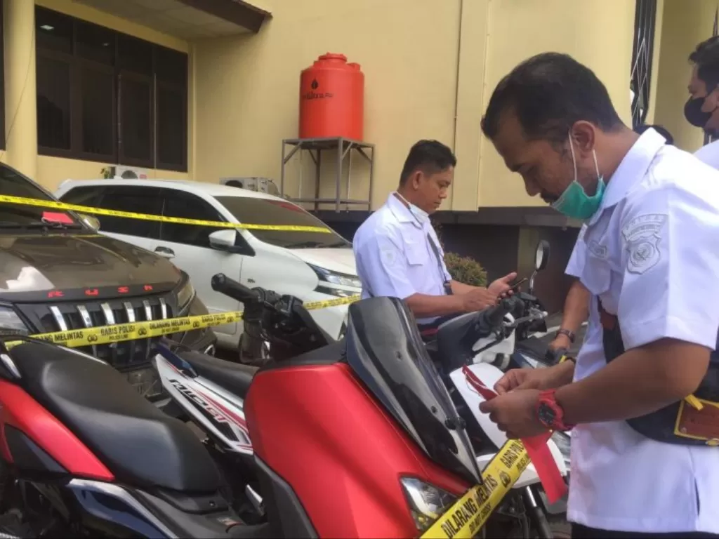  Direktorat Reserse Kriminal Umum Polda Kalimantan Barat menyita 24 barang bukti berupa 12 unit mobil dan 12 unit motor yang terkait kasus pencurian dan penggelapan. (Tim magang Yunita) 