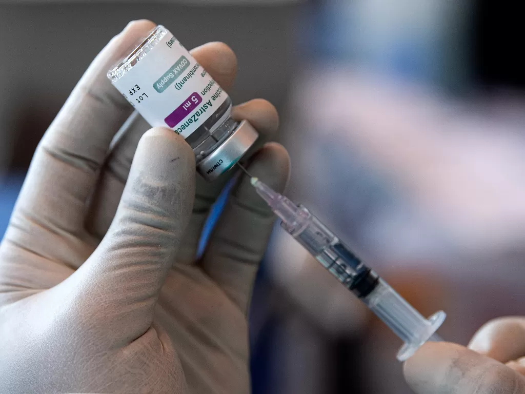 Petugas kesehatan mengambil vaksin COVID-19 AstraZeneca sebelum disuntikkan (ANTARA FOTO/Sigid Kurniawan/rwa.)