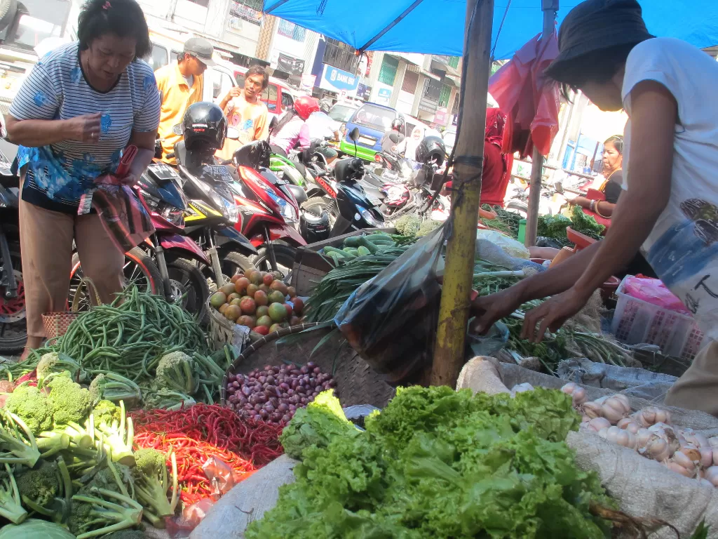 Seorang pedagang melayani pembeli di Pasar Horas, Pematangsiantar, beberapa waktu lalu. (Indozone/Abul Muamar)