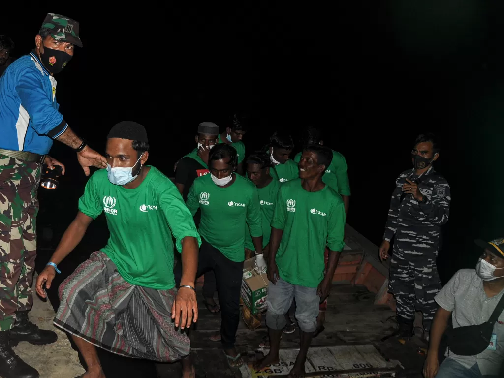 Personel TNI mengawal relokasi Imigran Rohingya asal Myanmar (ANTARA FOTO/Hayaturrahmah)