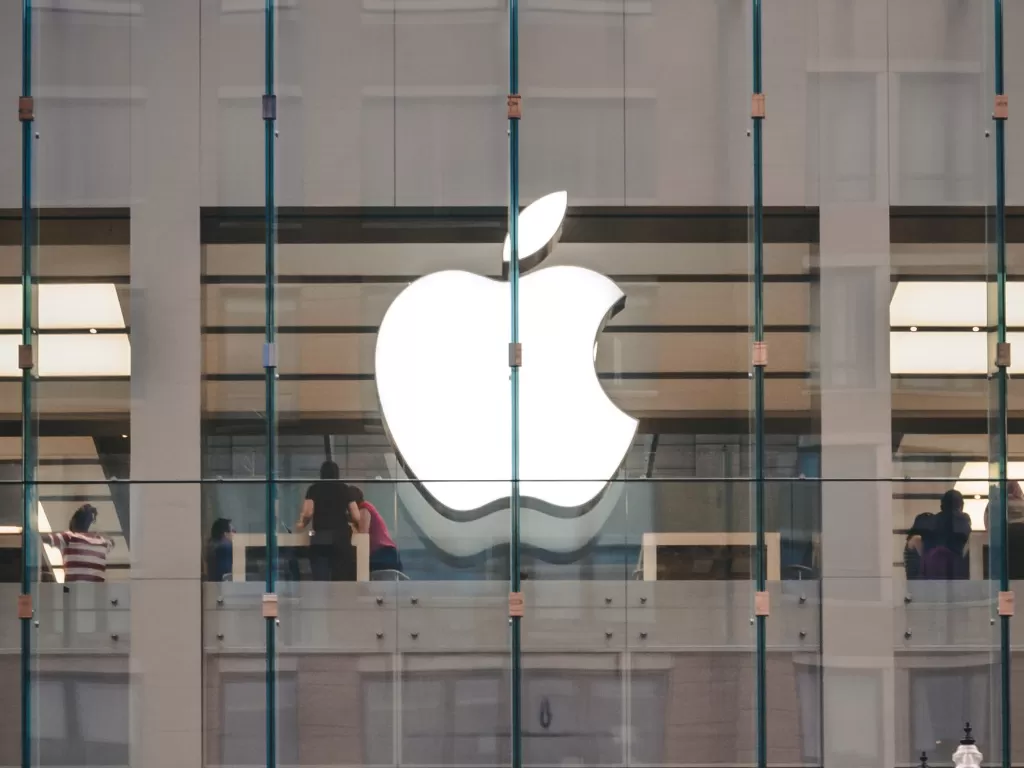 Tampilan logo perusahaan Apple di salah satu Apple Store (photo/Unsplash/Kentaro Toma)