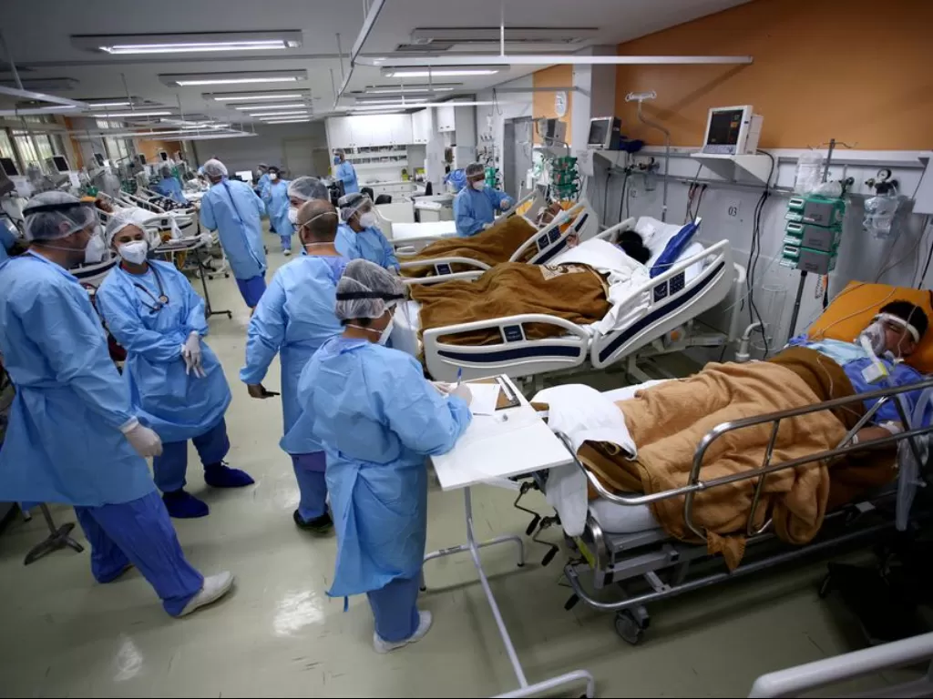 Para pasien Covid-19 di ruang IGD di sebuah rumah sakit di Porto Alegre, Brasil. (REUTERS/Diego Vara)