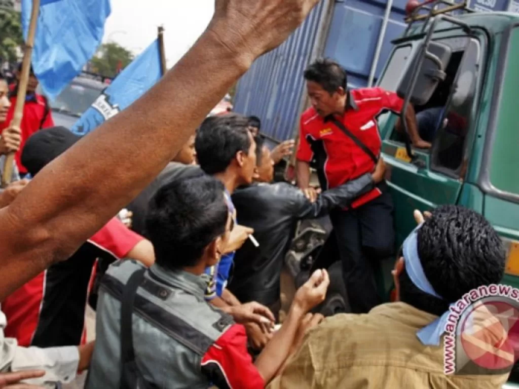 Dokumentasi - Puluhan pengemudi angkutan barang menggelar demonstrasi di Kawasan Koja, Jakarta, Jumat (27/5). Mereka menuntut penghapusan pungutan liar (pungli) yang kerap mereka alami di pelabuhan. (photo/ANTARA/Dhoni Setiawan)