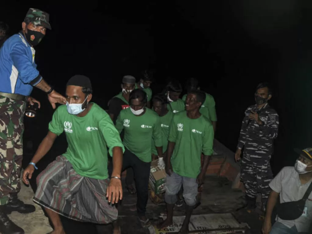 Personel TNI mengawal relokasi Imigran Rohingya asal Myanmar (ANTARA FOTO/Hayaturrahmah)