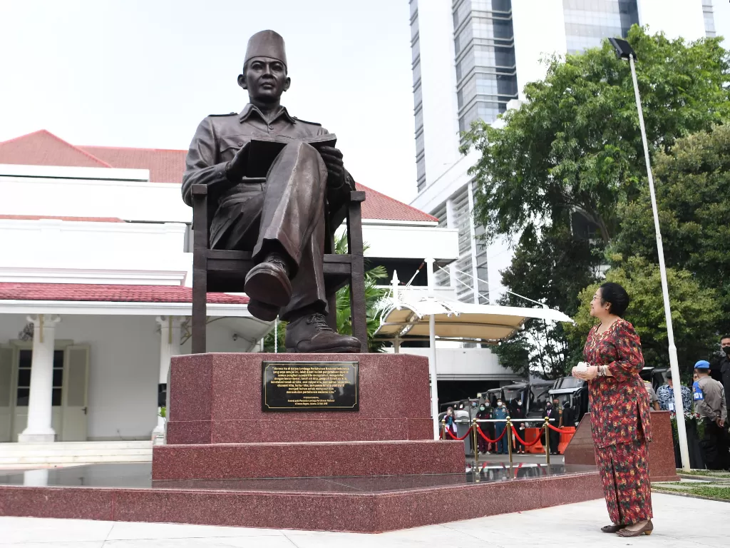 residen RI ke-5 Megawati Soekarnoputri berdiri di depan patung Bung Karno (ANTARA FOTO/Hafidz Mubarak A/foc.)