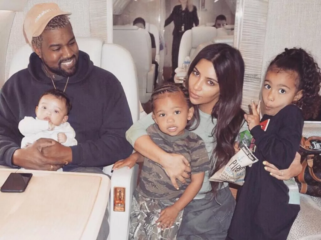 Foto keluarga Kanye West bersama Kim Kadarshian. (photo/Twitter/@KimKardashian)