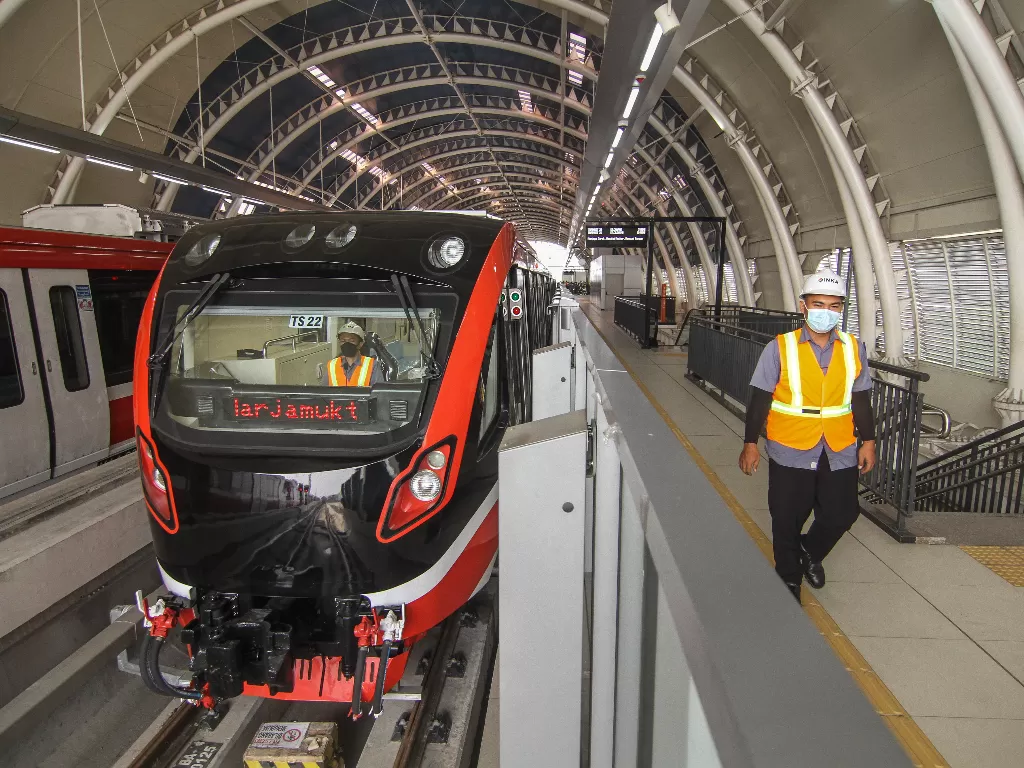 Presiden RI Joko Widodo meninjau progres LRT di Stasiun LRT TMII, Jakarta, Rabu (9/6/2021). (ANTARA FOTO/Asprilla Dwi Adha)