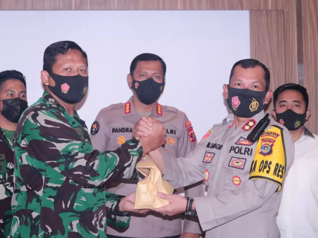 Penyerahan berkas kasus anggota TNI tertembak di Bandar Lampung. (Dok. Humas Polda Lampung)