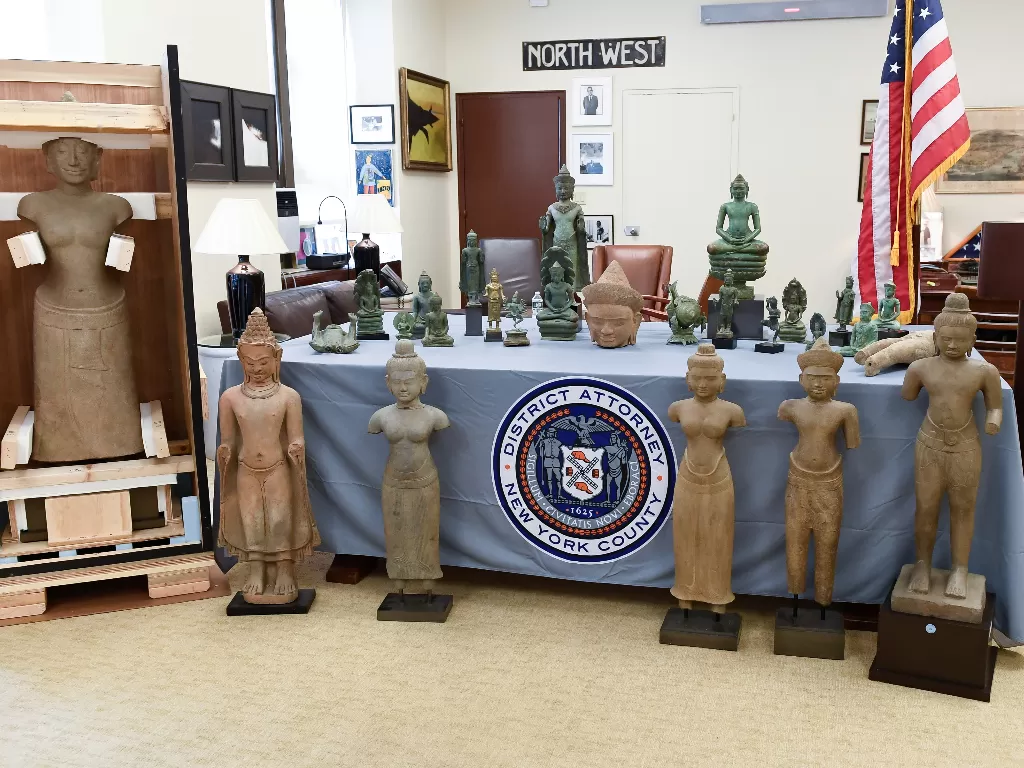 Beberapa artefak kuno curian dikembalikan ke Kamboja. (Manhattan District Attorney's Office/Handout via REUTERS).