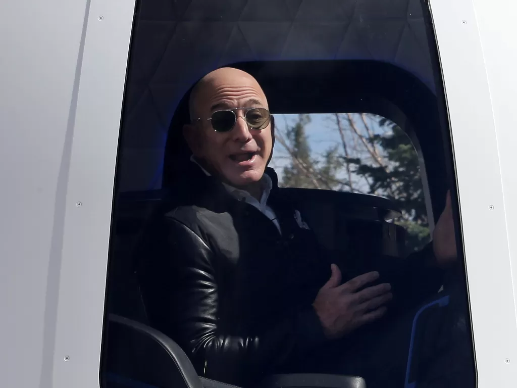 Pendiri dari Amazon, Jeff Bezos di dalam kapsul Blue Origin (photo/REUTERS/Isaiah Downing)