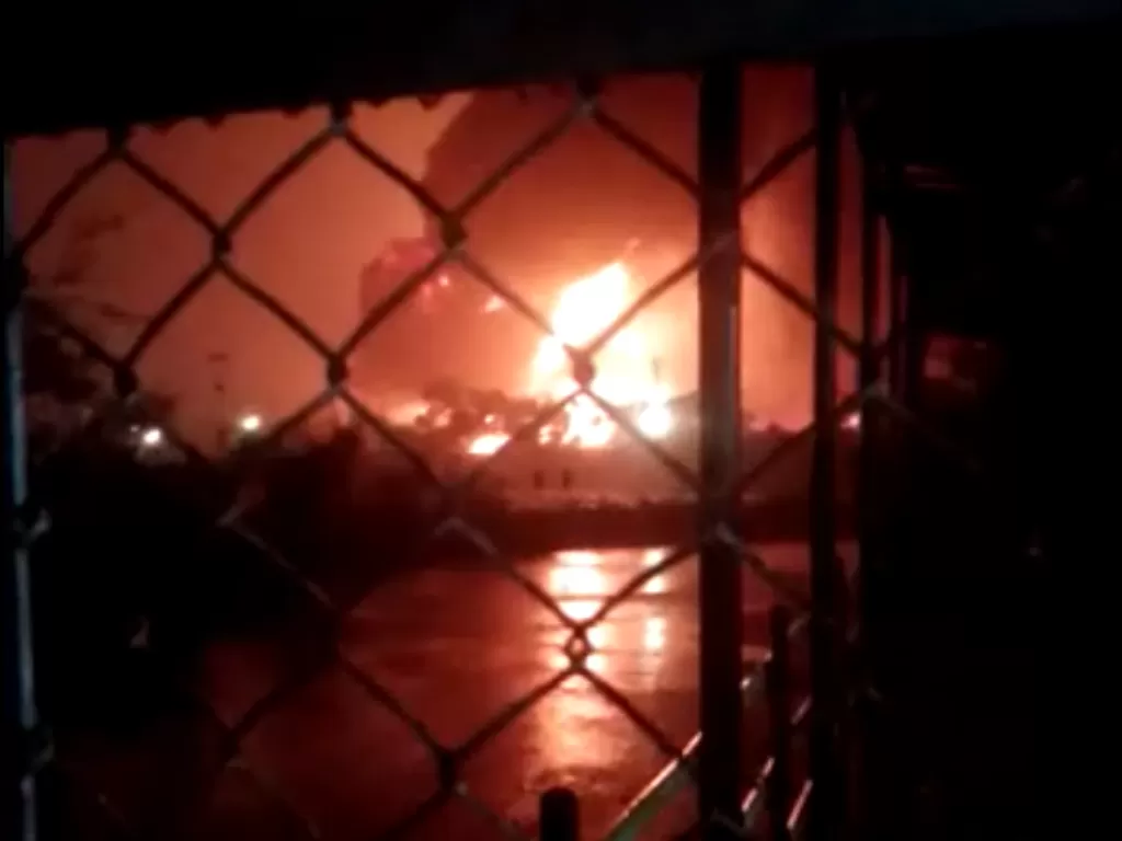 Cuplikan kilang minyak pertamina terbakar. (photo/Istimewa)