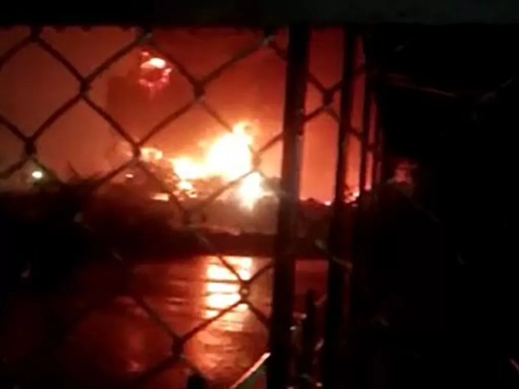 Tangkapan layar video mengenai kebakaran yang terjadi di kilang Pertamina RU IV Cilacap, Jumat (11/6/2021) malam. (Foto: ANTARA/Tangkapan layar)