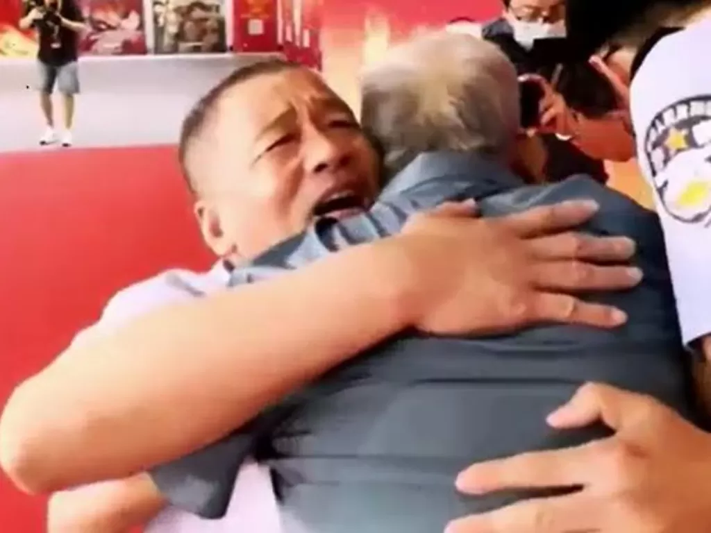Momen ayah bertemu dengan anaknya yang hilang 58 tahun lalu. (YouTube/China Today News)
