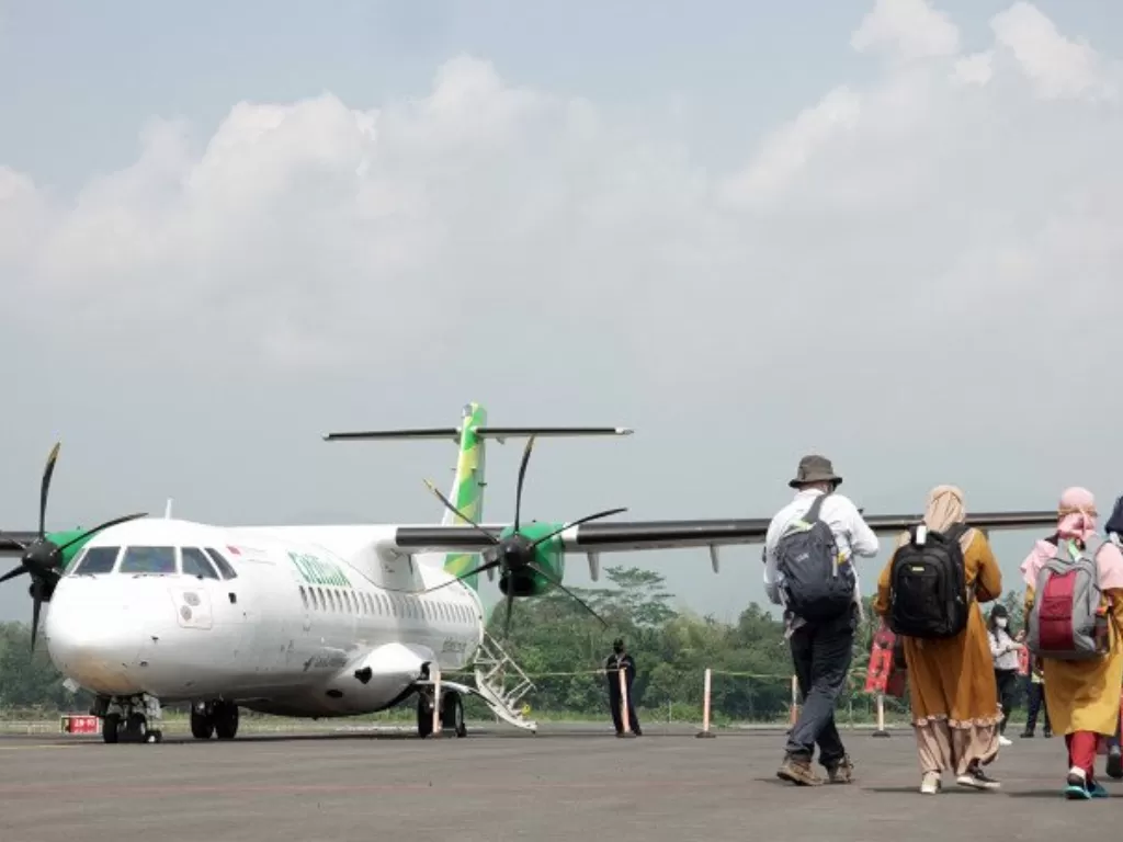 Sejumlah penumpang menaiki pesawat ATR 72-600 milik maskapai penerbangan Citilink di Bandara Jenderal Besar Soedirman (JBS), Purbalingga, Jawa Tengah. (ANTARA FOTO/Idhad Zakaria/pras)