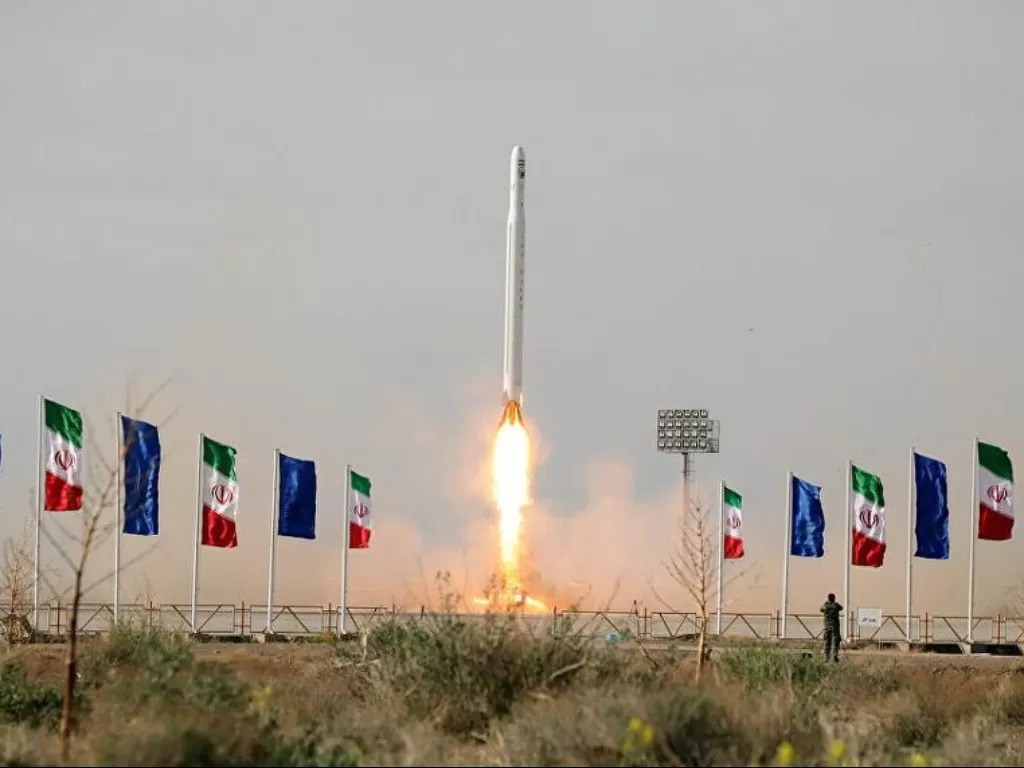 Noor, satelit militer pertama Iran diluncurkan ke orbit oleh Garda Revolusi Iran di sebuah lokasi yang dirahasiakan di Iran, Rabu (22/4/2020).  Serikat. (photo/Tasnim News Agency/Handout via REUTERS/ilustrasi)