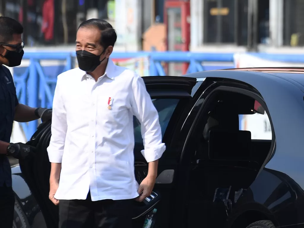 Presiden Jokowi tinjau vaksinasi massal itu digelar karena pelaku transportasi publik melakukan mobilitas dan interaksi dengan masyarakat yang tinggi sehingga berisiko terpapar Covid-19. (ANTARA FOTO/Hafidz Mubarak A).
