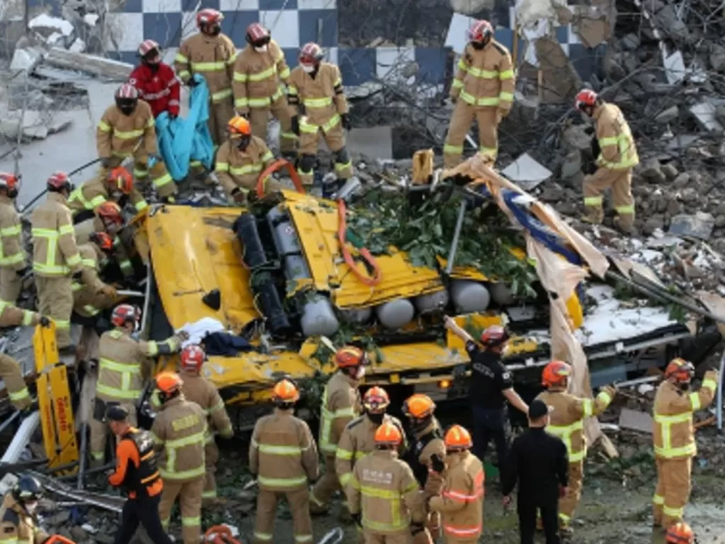 Petugas penyelamat Korea Selatan mencari para penumpang bus yang tertimpa reruntuhan gedung di Gwangju, Kamis (9/6/2021). (Reuters/VOAIndonesia)