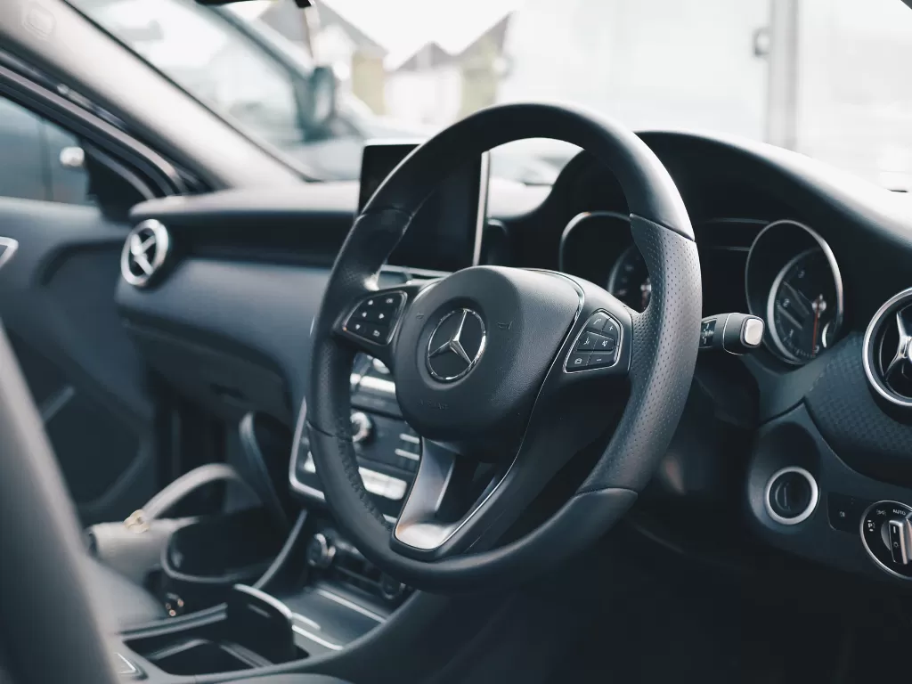 Ilustrasi tampilan interior dari mobil Mercedes-Benz (photo/Unsplash/Oliur)
