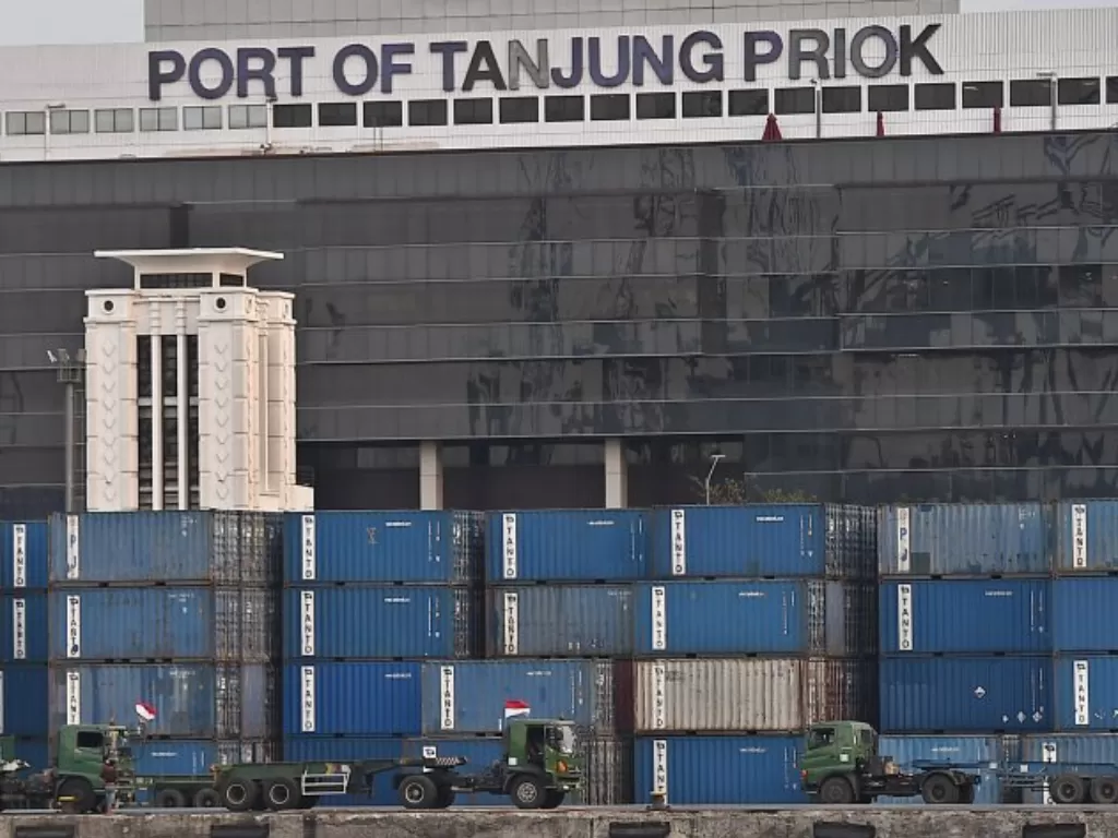 Aktifitas truk pengangkut container di Pelabuhan Tanjung Priok. (ANTARA FOTO/Aditya Pradana Putra)