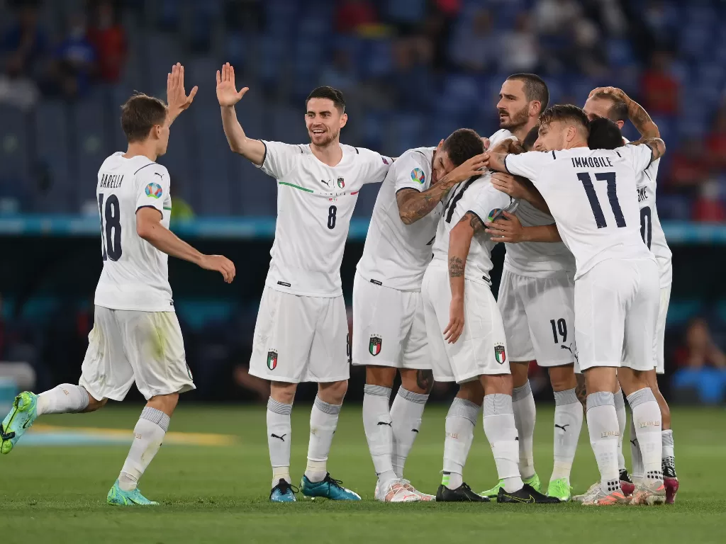 Pemain-pemain Italia dalam kemenangan 3-0 atas Turki, Sabtu (12/6/2021) dini hari WIB. (REUTERS/MIKE HEWITT)