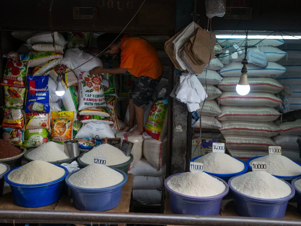 Pedagang menata karung-karung berisi beras yang dijual di Pasar Minggu, Jakarta, Kamis (10/6/2021).  (photo/ANTARA FOTO/Aditya Pradana Putra)