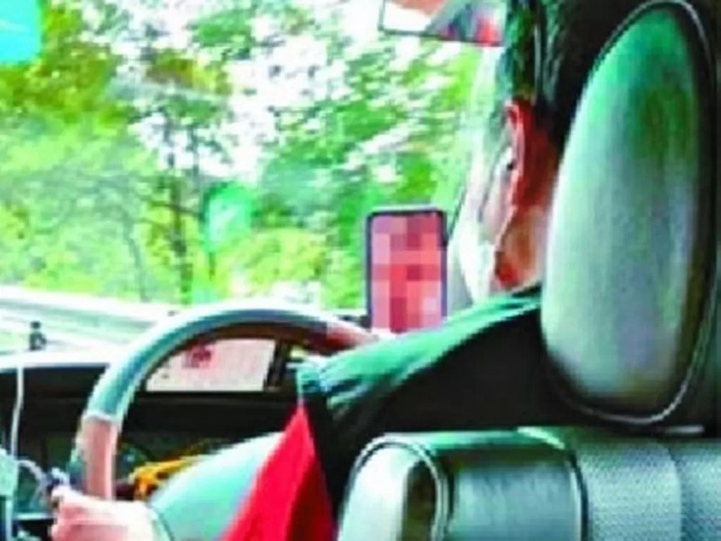 Sopir taksi ini menonton film porno saat bawa penumpang. (Daily Star)