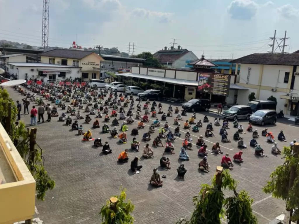 Polrestabes Semarang mengamankan ratusan orang yang diduga terkait dengan premanisme di berbagai wilayah di Ibu Kota Jawa Tengah ini, Sabtu. (photo/ANTARA/ HO-Polrestabes Semarang)