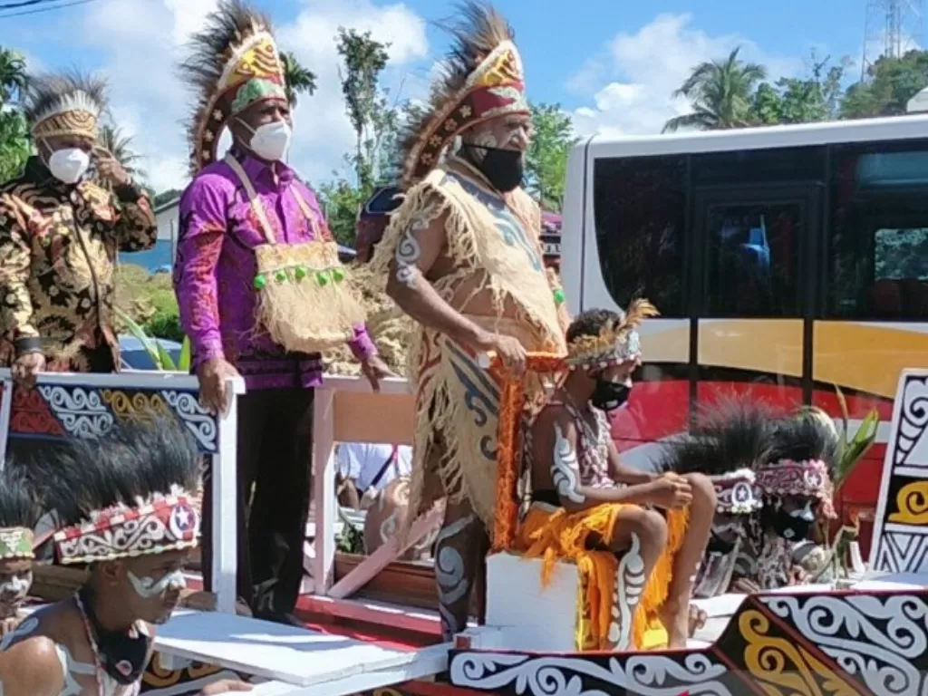 Gubernur Papua Barat Dominggus Mandacan bersama Bupati Manokwari Hermus Indou dan Ketua III Dewan Adat Byak Konstan Rumabar, diarak menggunakan perahu adat Suku Byak. (ANTARA/HANS ARNOLD KAPISA) 