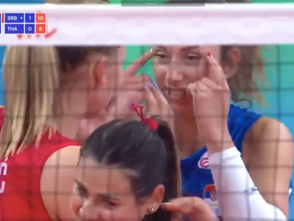 Gestur rasis pemain voli wanita Serbia saat bertanding lawan Thailand. (photo/Twitter)