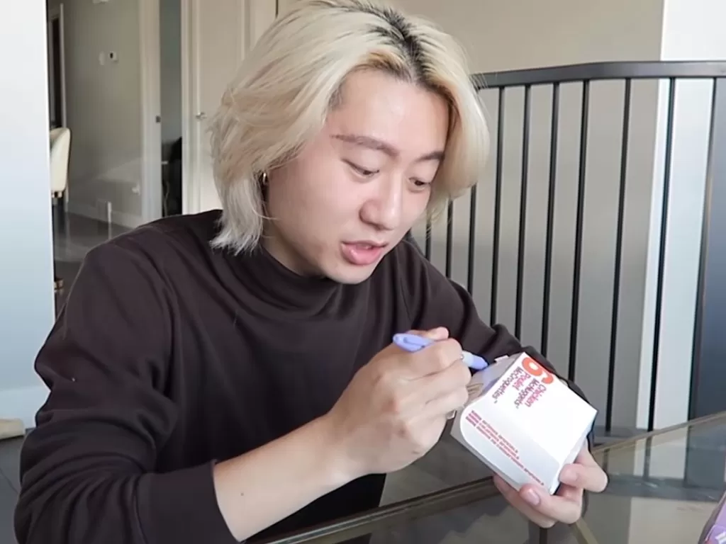 Youtuber bikin kemasan BTS Meal palsu (Youtube/Edvasian)