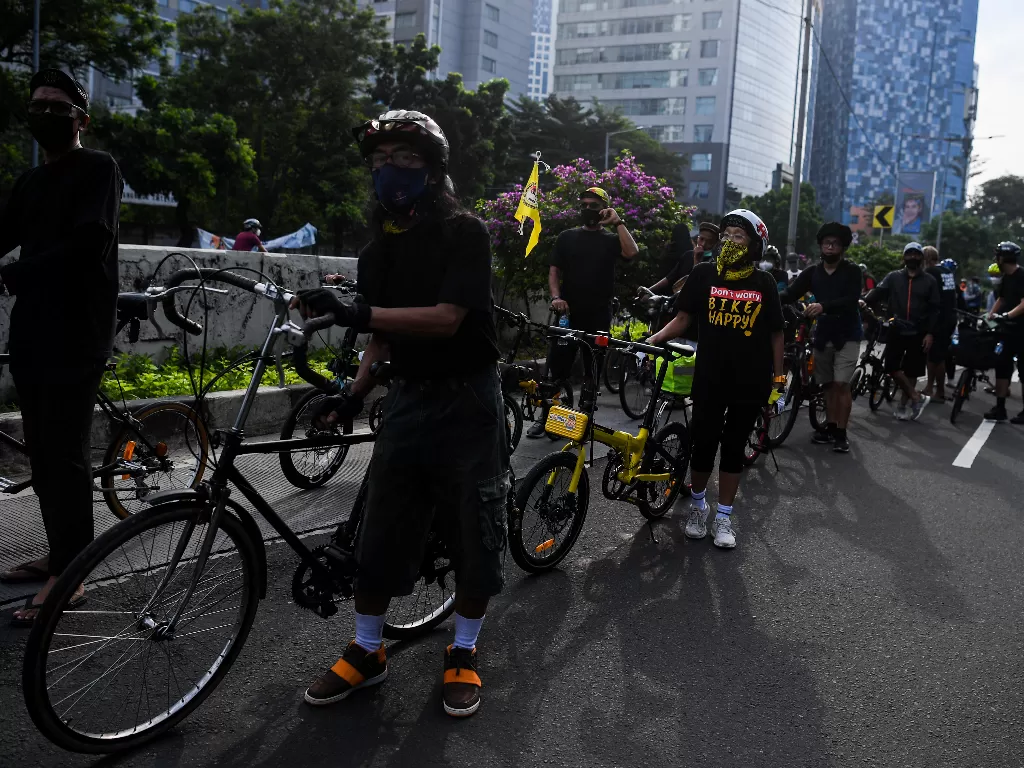Sejumlah pesepeda dari Bike to Work Indonesia dan mitra koalisinya (ANTARA FOTO/Sigid Kurniawan/aww.)