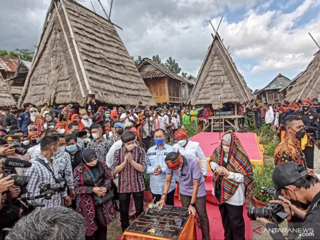 Menteri Pariwisata dan Ekonomi Kreatif (Menparekraf) Sandiaga Salahuddin Uno di acara peresmian kompleks rumah adat Uma Lengge sebagai desa wisata di Desa Maria, Bima, Nusa Tenggara Barat, Minggu (13/6/2021). (ANTARA/Dhimas B.P.)