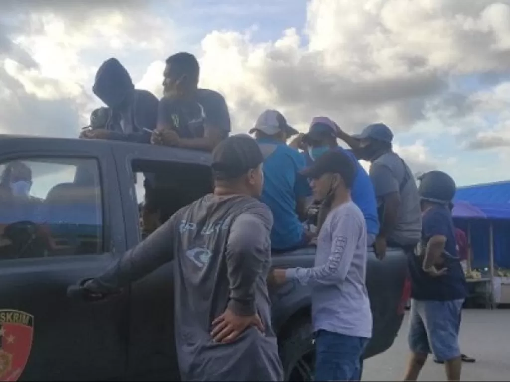 Operasi premanisme yang dilakukan Polresta Pulau Ambon dan Pulau-Pulau Lease telah mengamankan 13 orang pelaku yang malakukan aksinya di Kompleks Pasar dan Terminal Mardika Ambon, Minggu (13/6/2021). (ANTARA/Daniel Leonard) 