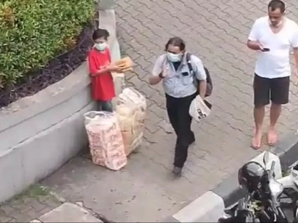 Bocah penjual kerupuk yang videonya viral. (Tangkapan layar)