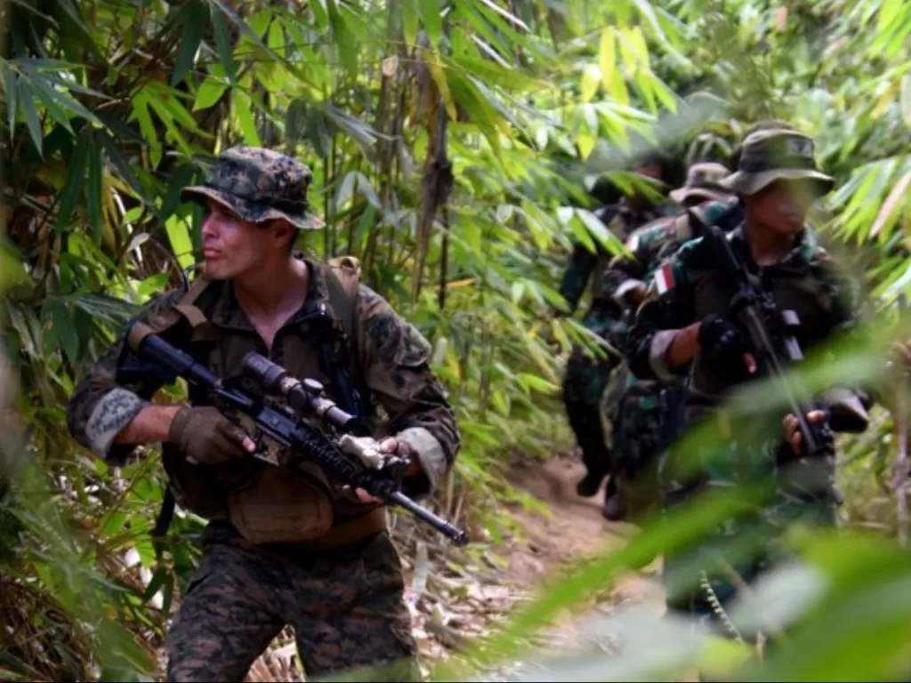  Prajurit Marinir Indonesia bersama Marinir AS mengikuti latihan perang hutan di Hutan Tumpang Pitu, Kabupaten Banyuwangi, Minggu (13/6/2021). (HO-Dispen Kormar, Serma Mar Kuwadi) 