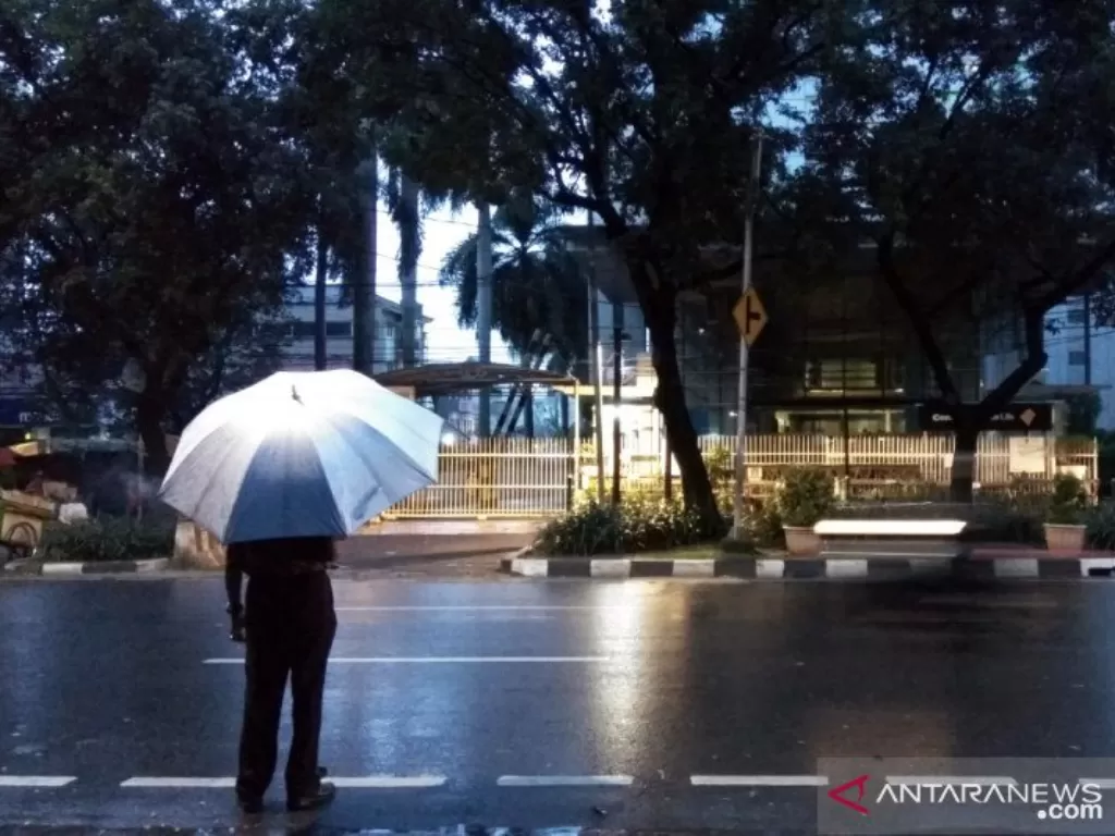 Seorang pria menggunakan payung untuk berlindung dari gerimis pada pagi hari yang basah di kawasan Jalan Kebon Sirih, Jakarta Pusat. (ANTARA News/Maryati/am.)