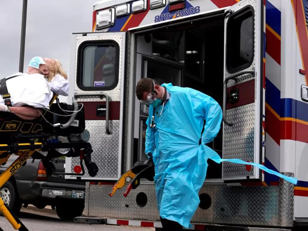 Paramedis membawa pasien Covid-19 di Oklahoma, AS, 2 April 2020. (REUTERS/Nick Oxford)