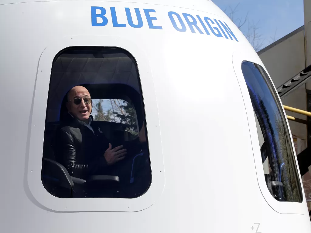 Jeff Bezos saat berada di dalam roket besutan Blue Origin (photo/REUTERS/Isaiah Downing)