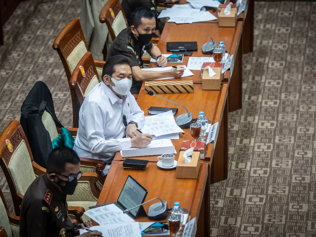 Jaksa Agung ST Burhanuddin (tengah) mengikuti rapat kerja dengan Komisi III DPR (ANTARA FOTO/Aprillio Akbar/foc.)