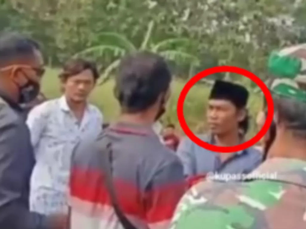 Tangkapan layar video warga menolak jenazah purnawirawan TNI di Gunungkidul. (instagram) 