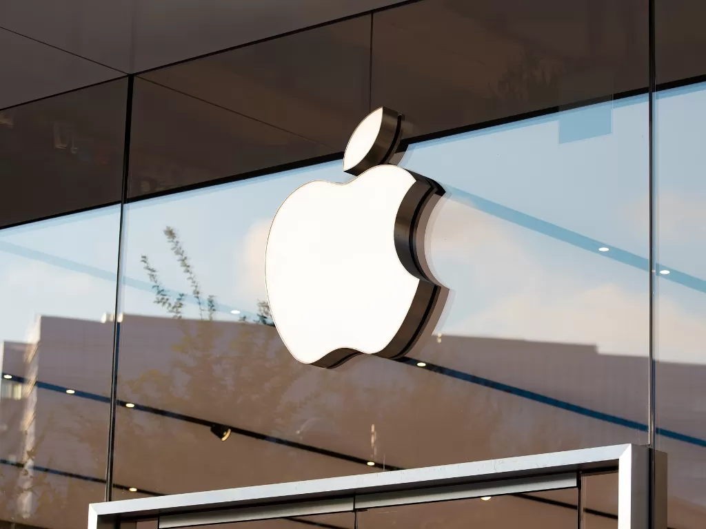 Tampilan logo perusahaan Apple di salah satu Apple Store (photo/Unsplash/Amir Hosseini)