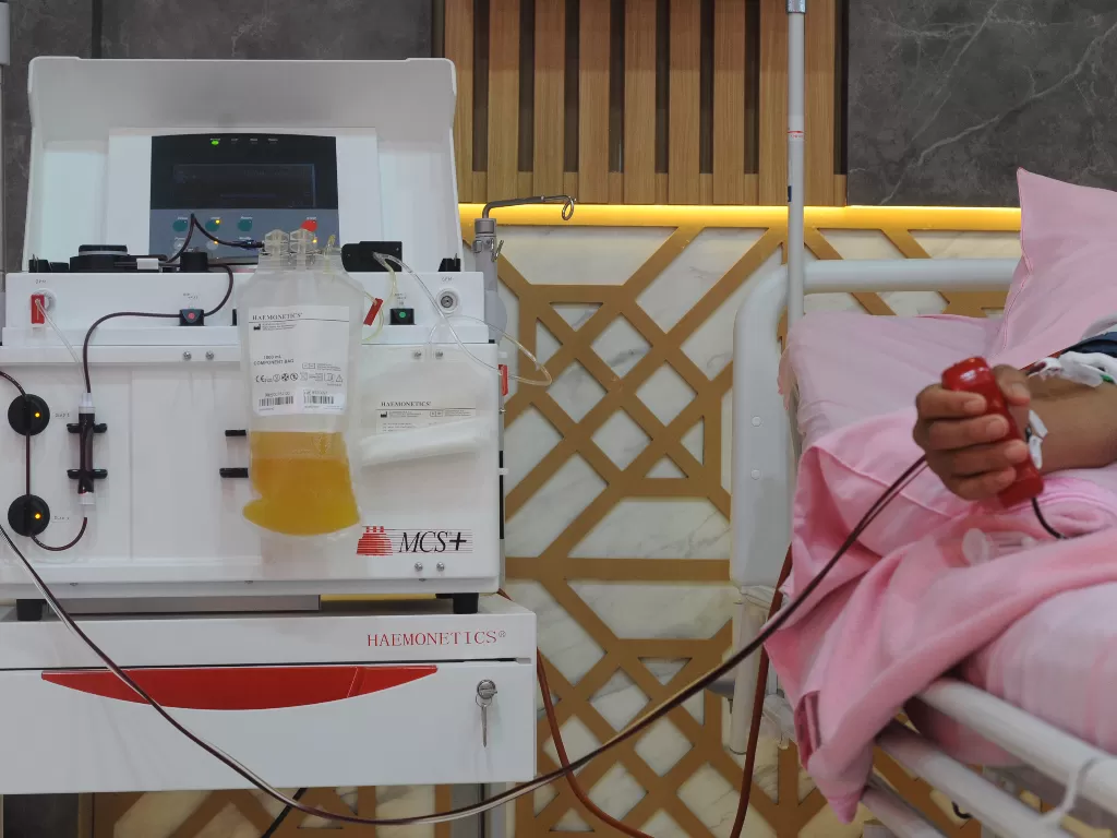 Pendonor melakukan transfusi plasma kovalesen pada gelaran donor darah dan plasma kovalesen di Aula Rumah Sakit Bhayangkara M Hasan Palembang (ANTARA FOTO/Feny Selly)