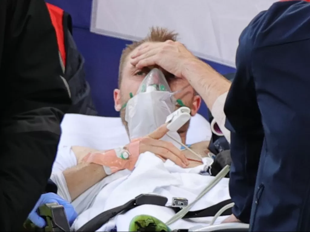 Christian Eriksen saat dibawa ke rumah sakit (Pool via REUTERS/Friedemann Vogel)