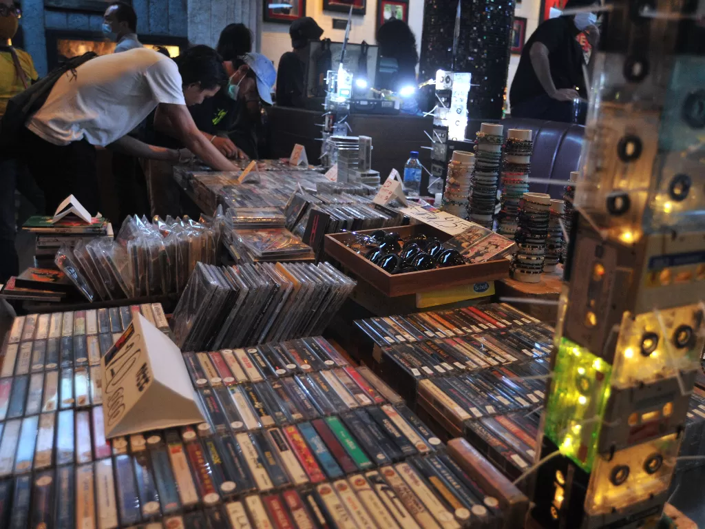 Pengunjung memilih kaset yang dijual (ANTARA FOTO/Fikri Yusuf)