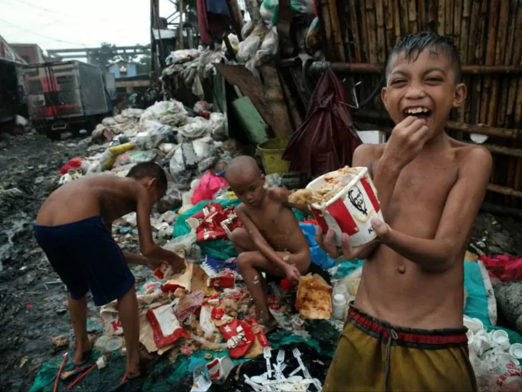 Potret bocah yang makan makanan sisa. (Photo/Facebook/Empowering Lives Asia)